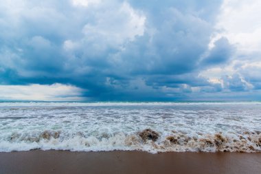 Tropikal plaj ve güzel. Mavi Gökyüzü bulutlu ba