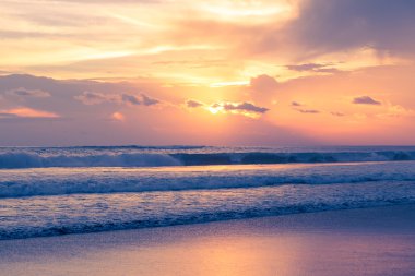 güzel gün batımı denizden. yaz tatil kavramı.