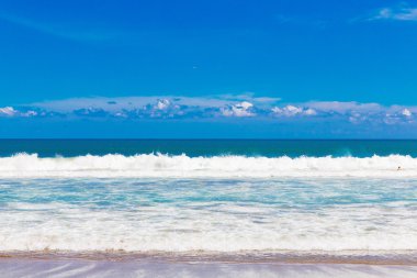 Tropikal plaj ve güzel. Mavi Gökyüzü bulutlu ba