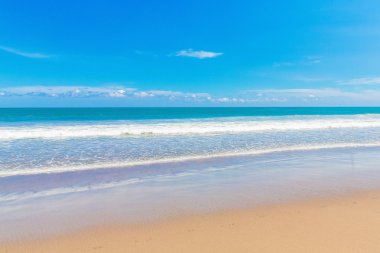 Tropikal plaj ve güzel. Mavi Gökyüzü bulutlu ba