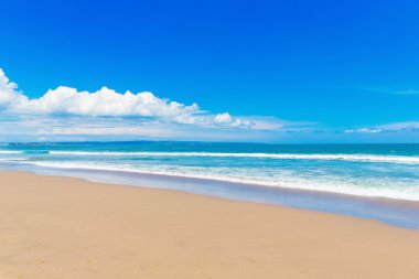 Tropikal plaj ve güzel. Mavi Gökyüzü bulutlu ba