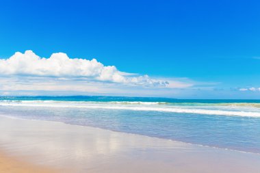 Tropikal plaj ve güzel. Mavi Gökyüzü bulutlu ba
