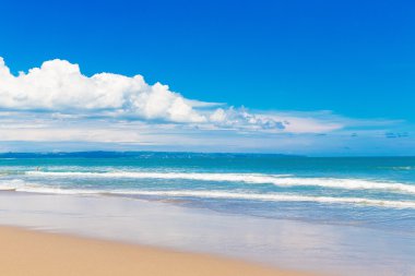 Tropikal plaj ve güzel. Mavi Gökyüzü bulutlu ba