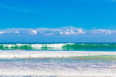 Tropikal plaj ve güzel. Mavi Gökyüzü bulutlu ba