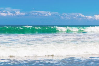 Tropikal plaj ve güzel. Mavi Gökyüzü bulutlu ba