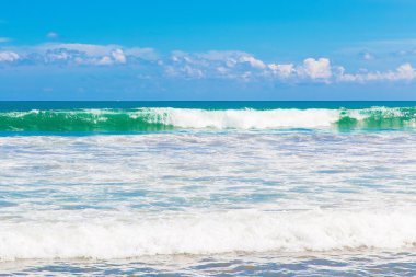 Tropikal plaj ve güzel. Mavi Gökyüzü bulutlu ba