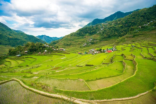 Reisterrassen auf den Philippinen. Das Dorf liegt in einem Tal. — Stockfoto