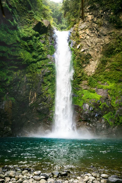 在一个山峡谷，菲律宾瀑布. — 图库照片