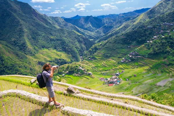Bir adam manzara fotoğrafları. Pirinç terasları Filipin
