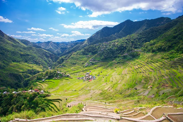 Reisterrassen auf den Philippinen. Das Dorf liegt in einem Tal. — Stockfoto