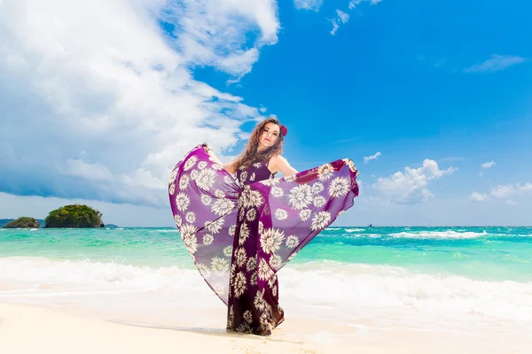 Menina bonita jovem na praia de uma ilha tropical. Verão v — Fotografia de Stock