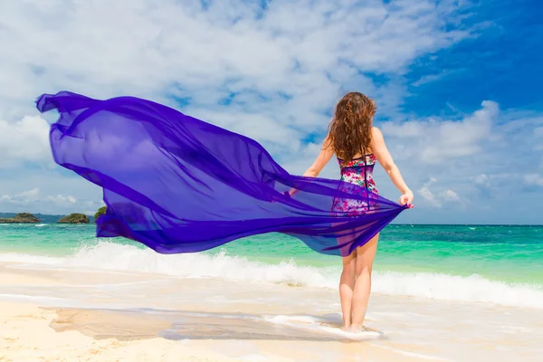 Jovem morena feliz em um maiô dançando com um pano roxo o — Fotografia de Stock