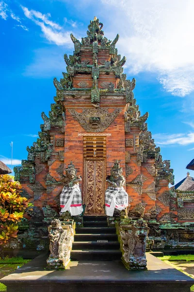 Ingresso principale del tempio di campagna a Bali, Indonesia . — Foto Stock