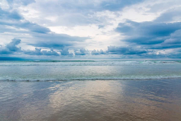 Spiaggia tropicale e bellissimo mare. Cielo blu con nuvole nel ba — Foto Stock