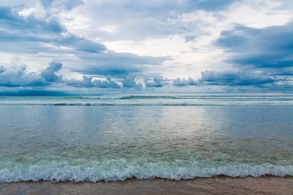 Spiaggia tropicale e bellissimo mare. Cielo blu con nuvole nel ba — Foto Stock