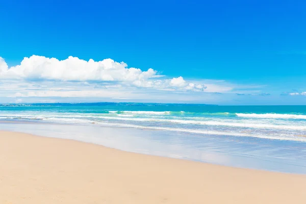 Playa tropical y hermoso mar. Cielo azul con nubes en la ba —  Fotos de Stock