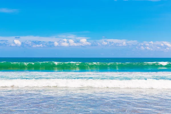 Playa tropical y hermoso mar. Cielo azul con nubes en la ba —  Fotos de Stock