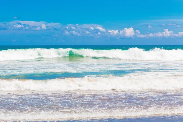 Playa tropical y hermoso mar. Cielo azul con nubes en la ba —  Fotos de Stock