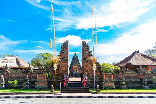 Bali, Endonezya ülke tapınağının ana giriş. — Stok fotoğraf