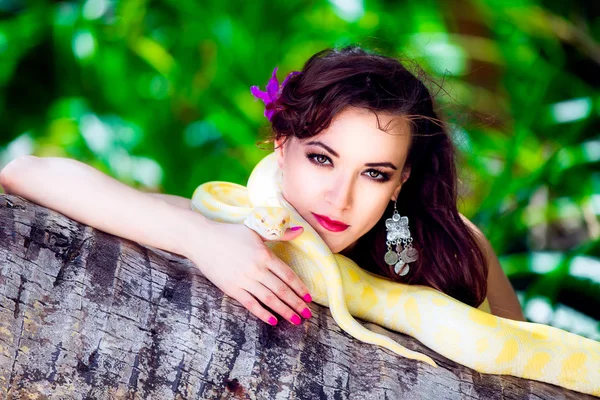 Tropikal ormanda tehlikeli yılan ile güzel kız portresi — Stok fotoğraf