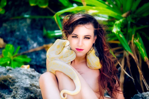 Portrait of the beatiful girl with dangerous snake in the tropic — Stock Photo, Image