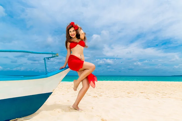 Pin hasta hermosa mujer joven en bikini rojo en una playa tropical . —  Fotos de Stock