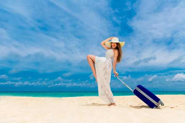 Hermosa joven en vestido blanco y sombrero de paja con una suitca —  Fotos de Stock