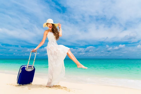 Beautiful young woman in white dress and straw hat with a suitca — Stok fotoğraf