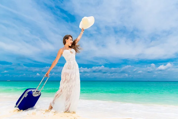 Mulher bonita em vestido branco e chapéu de palha com uma suitca — Fotografia de Stock