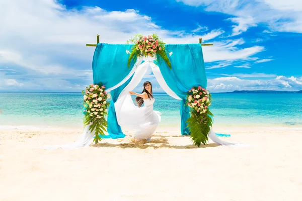 Cérémonie sur une plage tropicale. Heureuse mariée sous le wedd — Photo