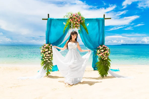Ceremonie de nuntă pe o plajă tropicală. Mireasă fericită sub nuntă — Fotografie, imagine de stoc