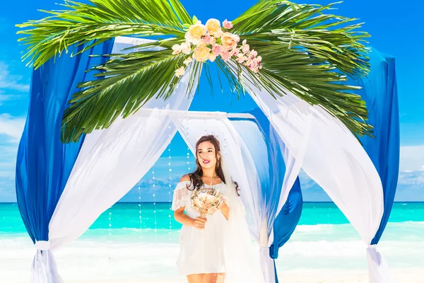 Ceremonia de boda en una playa tropical en azul. Feliz novia bajo —  Fotos de Stock