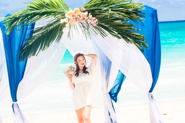 Wedding ceremony on a tropical beach in blue. Happy bride with a — 图库照片