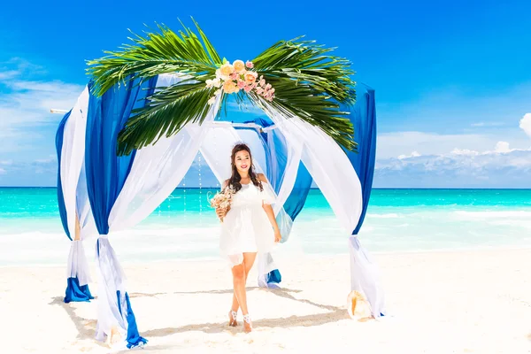 Wedding ceremony on a tropical beach in blue. Happy bride with a — 图库照片