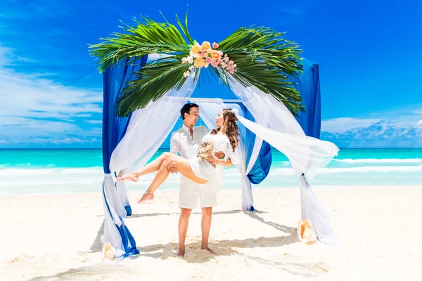 Свадебная церемония на тропическом пляже в синем. Happy groom and br — стоковое фото