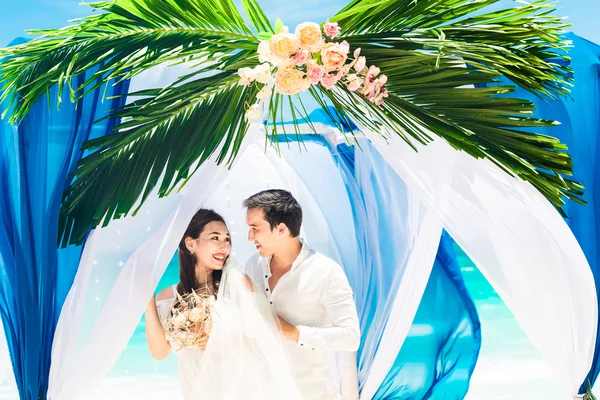 Cerimônia de casamento em uma praia tropical em azul. Feliz noivo e br — Fotografia de Stock