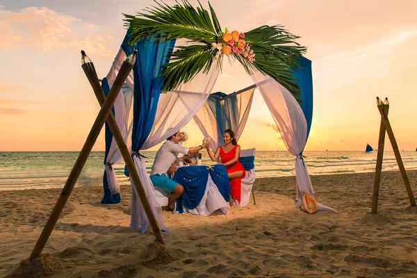 Jovem casal bonito ter um jantar romântico ao pôr do sol em um tro — Fotografia de Stock