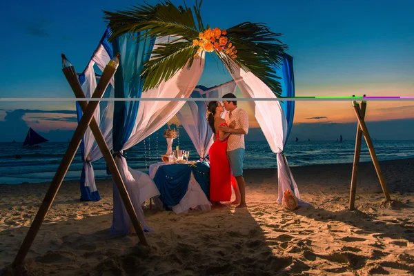 Jovem casal bonito ter um jantar romântico ao pôr do sol em um tro — Fotografia de Stock