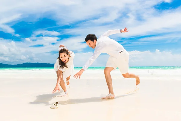 Glückliche Braut und Bräutigam am tropischen Strand. Hochzeit — Stockfoto