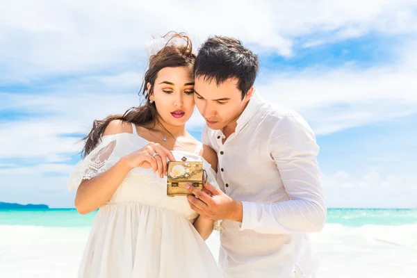 Happy Bride and Groom having fun on the tropical beach. Wedding — Stockfoto