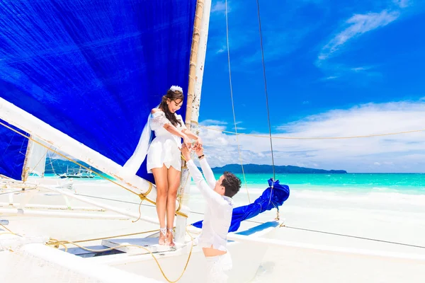 Young beautiful couple having fun on a tropical beach . Tropical — Stock fotografie