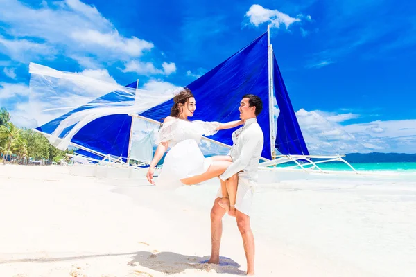 Jovem casal bonito se divertindo em uma praia tropical. Tropical — Fotografia de Stock