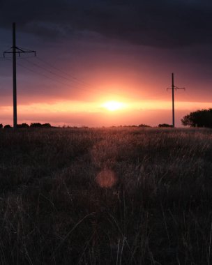 Günbatımında rüzgar türbinleri