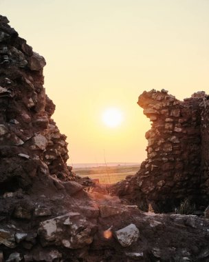 Evin yıkıntıları üzerinde gün batımı