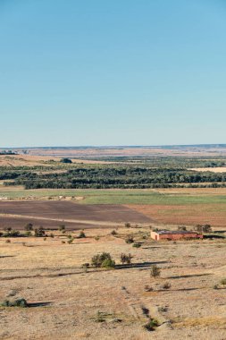 Tepenin tepesinden tarlada bir köy manzarası