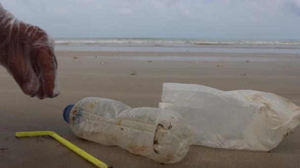 Raccolgo Rifiuti Plastica Dalla Spiaggia Bottiglie Plastica Borse Cannucce Tazze — Video Stock