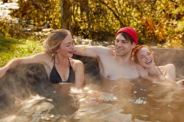 Kafkasyalı genç arkadaşlar dışarıda banyo jakuzisi yapıyorlar.