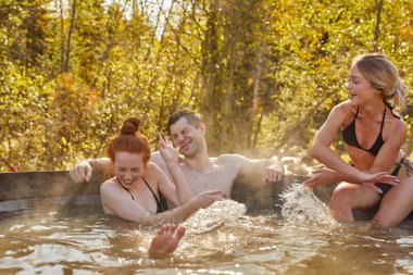 Kafkasyalı genç arkadaşlar dışarıda banyo jakuzisi yapıyorlar.
