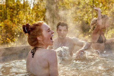 Gençler dışarıda jakuzinin tadını çıkarıyorlar.