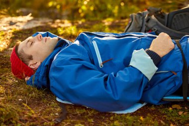 Kafkasyalı gevşemiş adam dağa tırmandıktan sonra dinleniyor.